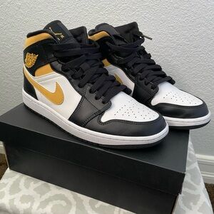 Nike Men’s Air Jordan 1 Mid - SIZE 9